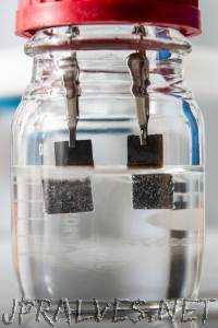 Single-catalyst water splitter from Stanford produces clean-burning hydrogen 24/7