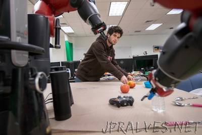 Robot uses social feedback to fetch objects intelligently