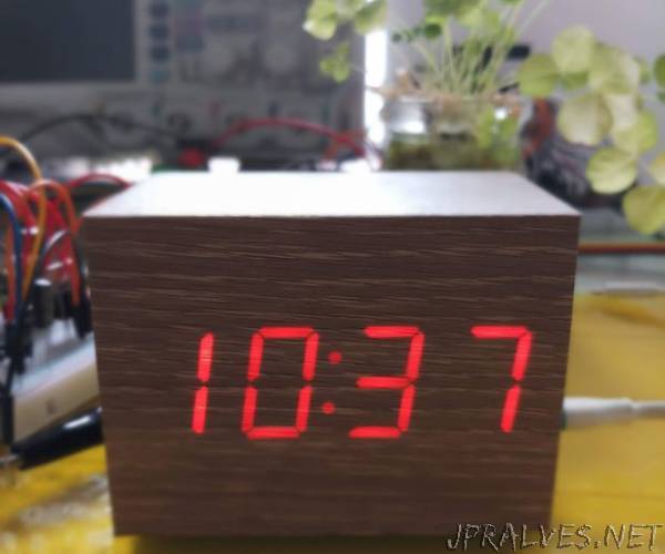 "Wooden" Desktop Clock *Modern Looking*