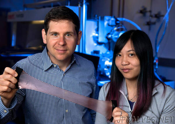 Squid skin inspires creation of next-gen heat regulating blanket