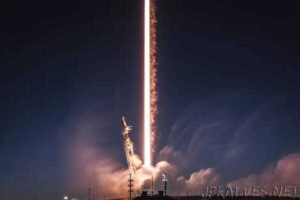 FCC approves SpaceX's plans to fly internet-beaming satellites in a lower orbit