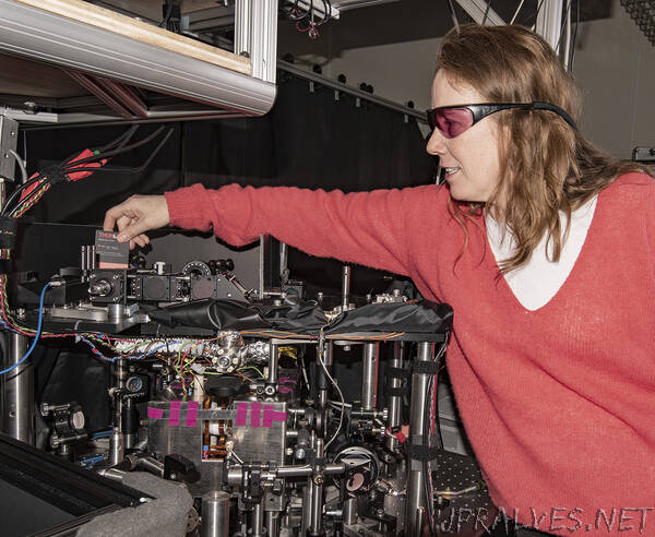 NIST's Compact Atomic Gyroscope Displays New Twists