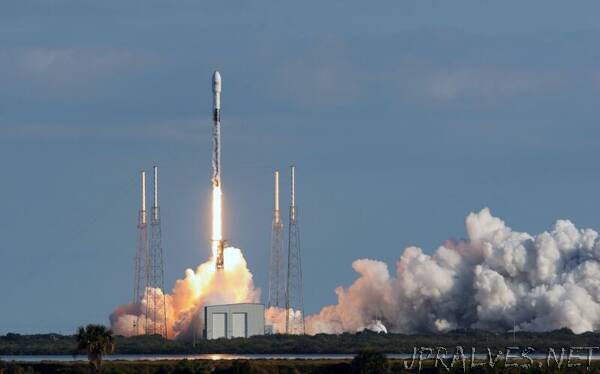 SpaceX gets FCC license for 1 million satellite-broadband user terminals