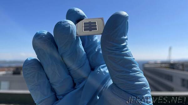 Improving the efficiency of tandem solar cells