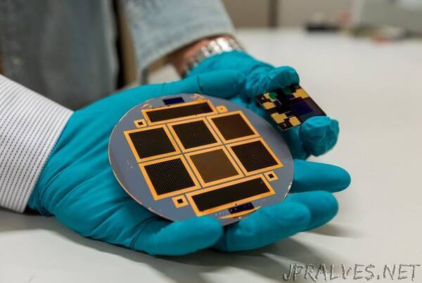 Four terminal perovskite-silicon PV tandem devices hit 30% efficiency