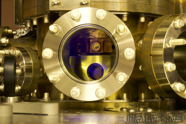 Researchers demonstrate direct comparison of spin-squeezed optical lattice clocks at 10^-17