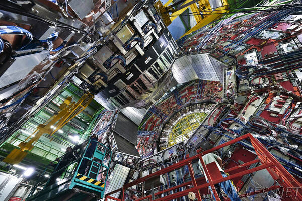 Looking for sterile neutrinos in the CMS muon system