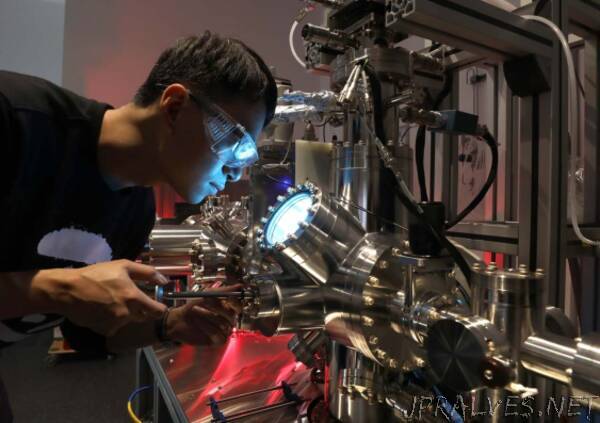 Listening to atoms moving at the nanoscale: study