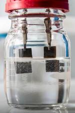 Single-catalyst water splitter from Stanford produces clean-burning hydrogen 24/7
